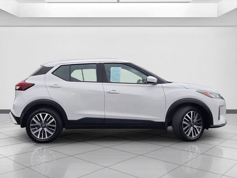 Used 2023 Nissan Kicks SV image 4