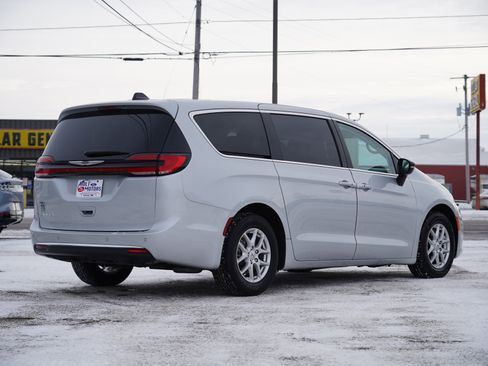 Used 2024 Chrysler Pacifica Touring-L image 3