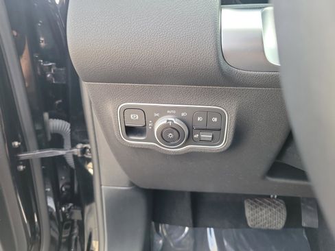 Certified 2025 Mercedes-Benz GLB 250 image 32