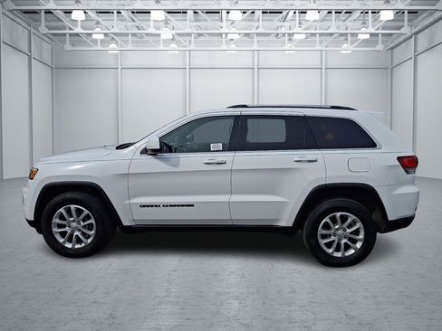 Used 2021 Jeep Grand Cherokee Laredo image 2