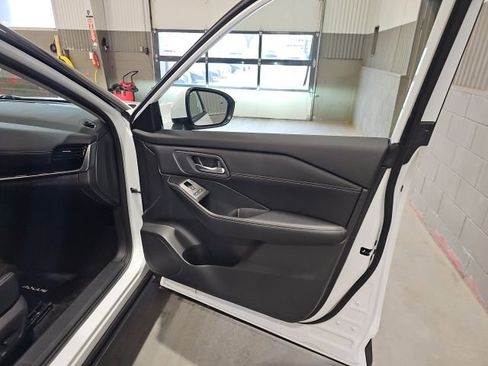 Used 2025 Nissan Rogue SL image 24