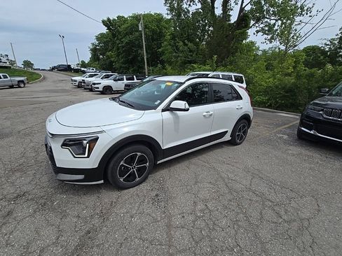 Used 2024 Kia Niro EX FWD image 2
