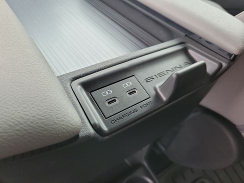 Used 2025 Toyota Sienna LE AWD/4WD image 13