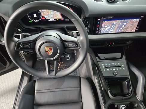 Used 2025 Porsche Cayenne Coupe image 15