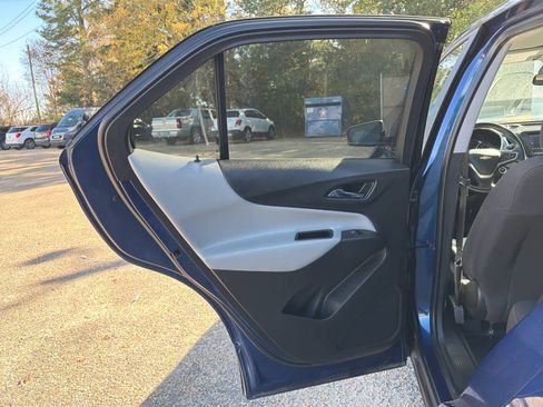 Used 2022 Chevrolet Equinox LT w/ Driver Convenience Package image 11