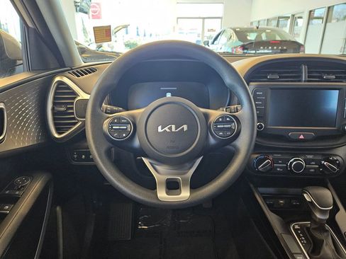 Used 2025 Kia Soul LX w/ LX Technology Package FWD image 17