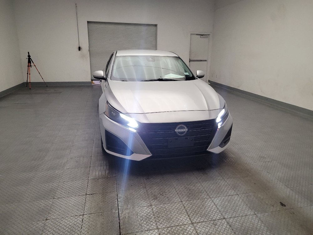 Used 2023 Nissan Altima 2.5 SV FWD image 14