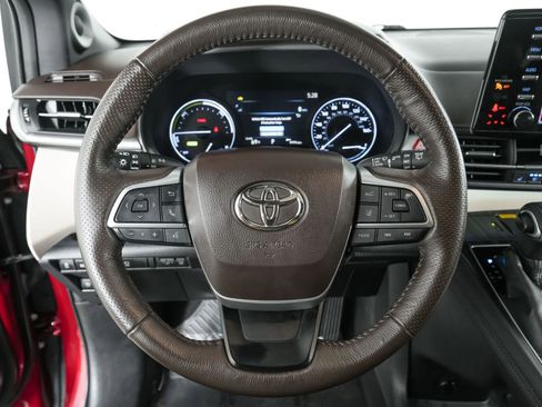 Used 2021 Toyota Sienna Limited image 24