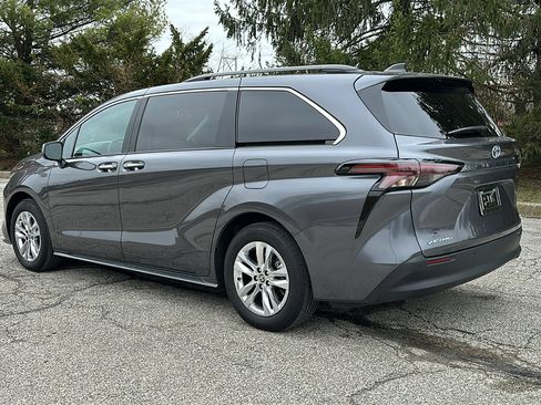 Used 2025 Toyota Sienna XLE w/ XLE Plus Package image 8