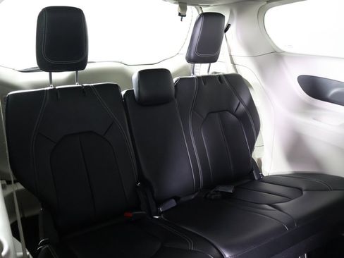 Used 2024 Chrysler Pacifica Touring-L image 31
