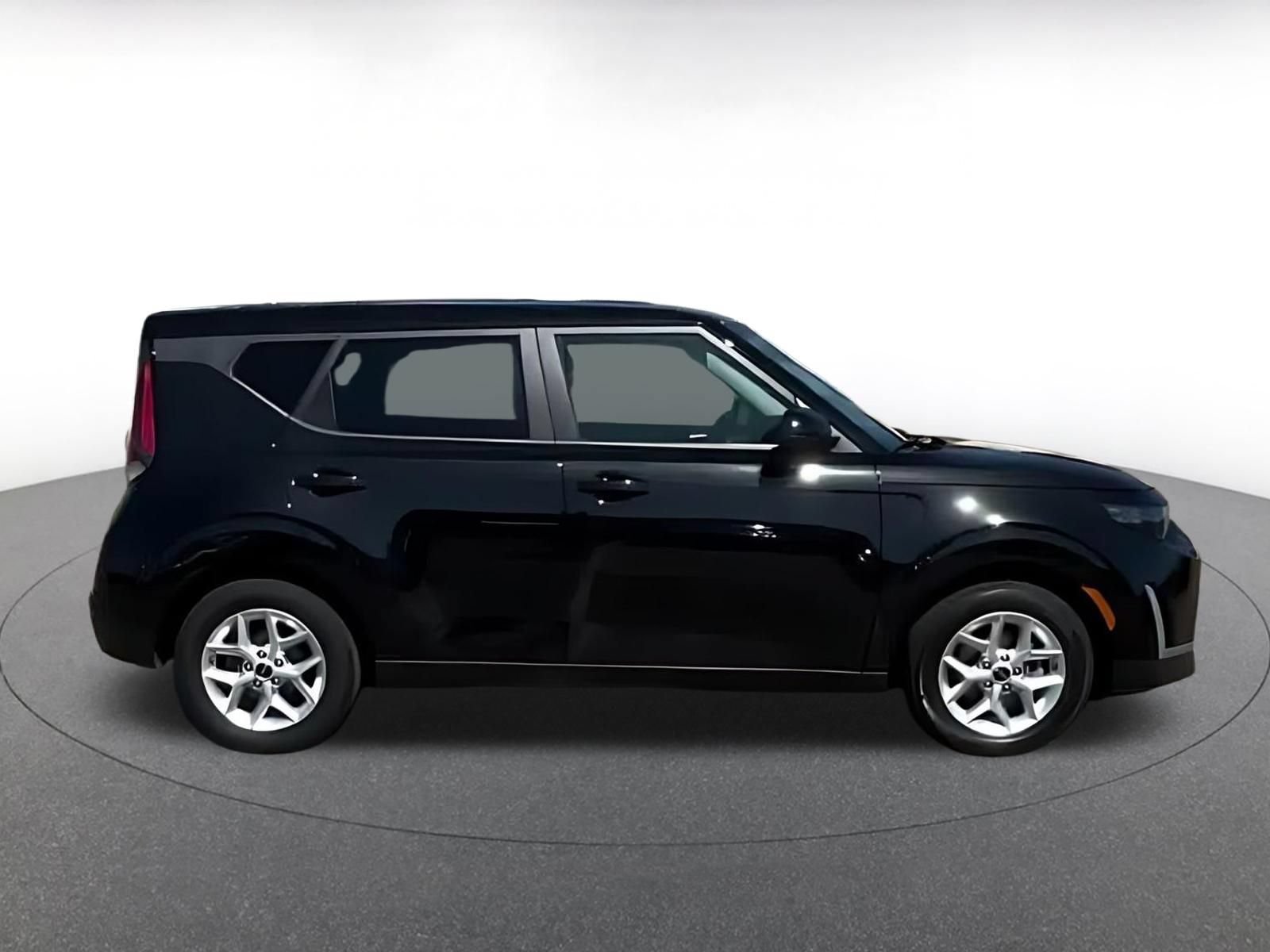 Used 2025 Kia Soul LX w/ LX Technology Package FWD image 14