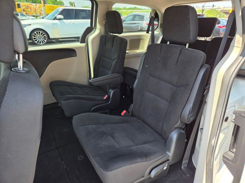 Used 2019 Dodge Grand Caravan SE w/ UConnect Hands-Free Group FWD image 9