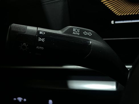 Used 2025 Kia Carnival FWD image 35