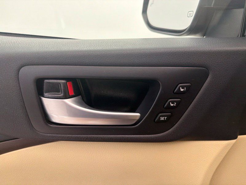 Used 2017 Toyota Highlander Limited AWD/4WD image 20