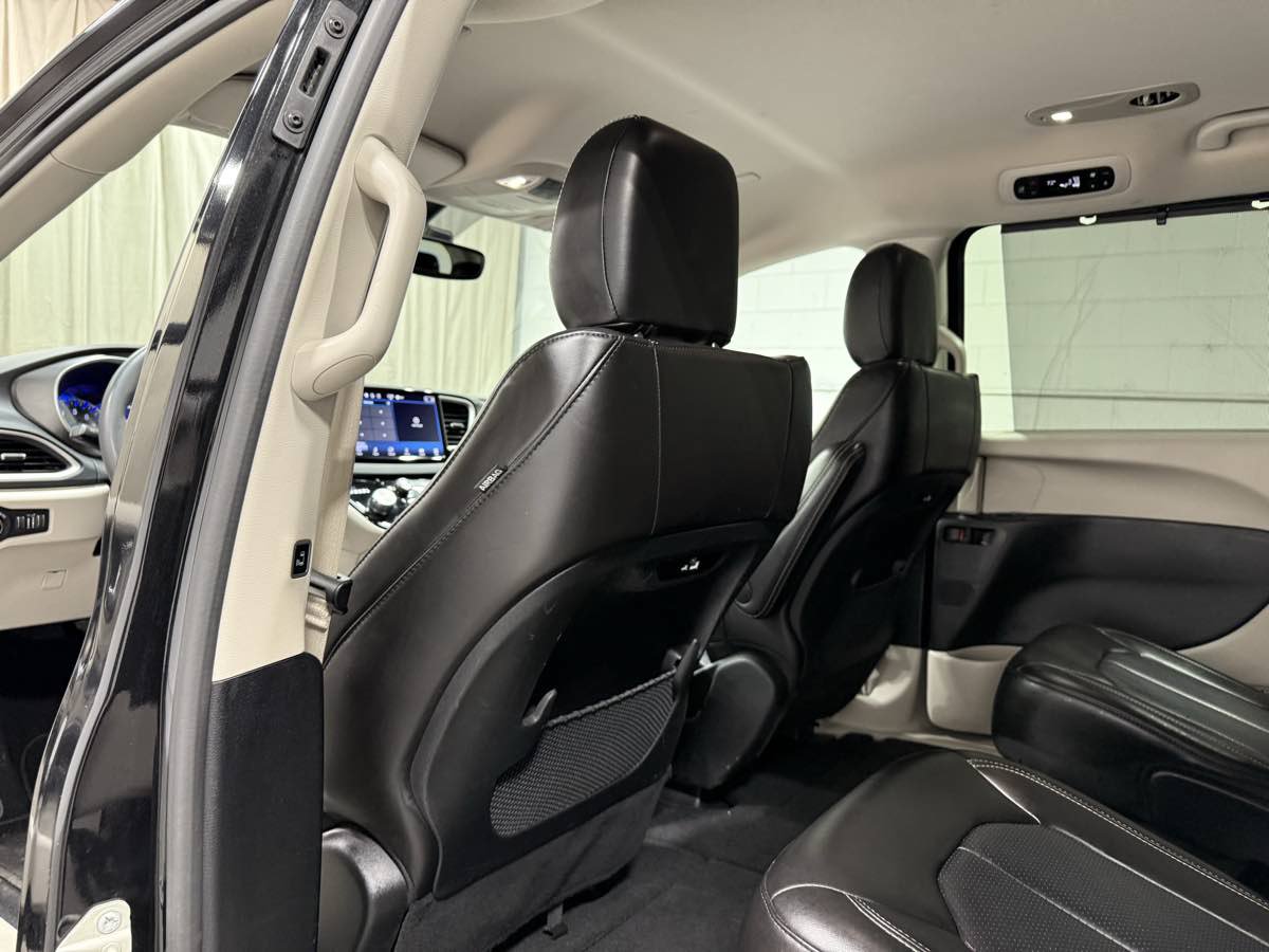 Used 2023 Chrysler Pacifica Touring-L FWD image 15