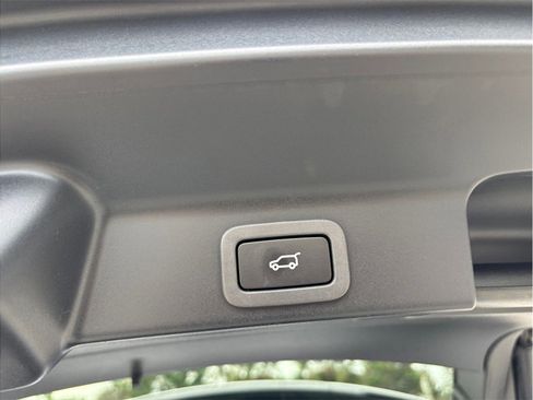 Used 2018 Jaguar F-PACE Premium image 50