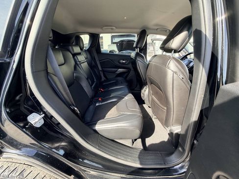 Used 2019 Jeep Cherokee Latitude Plus w/ Cold Weather Group AWD/4WD image 57