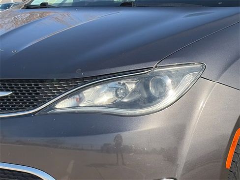 Used 2017 Chrysler Pacifica Touring-L w/ Tire & Wheel Group image 4