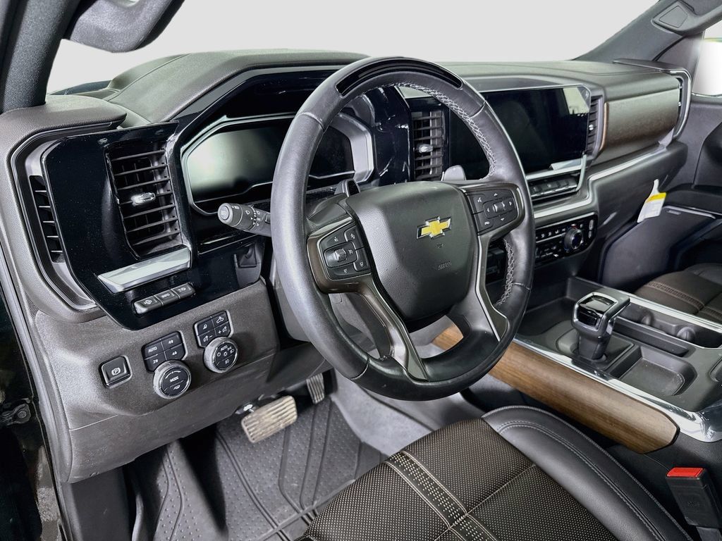 Used 2024 Chevrolet Silverado 1500 High Country w/ Technology Package AWD/4WD image 9