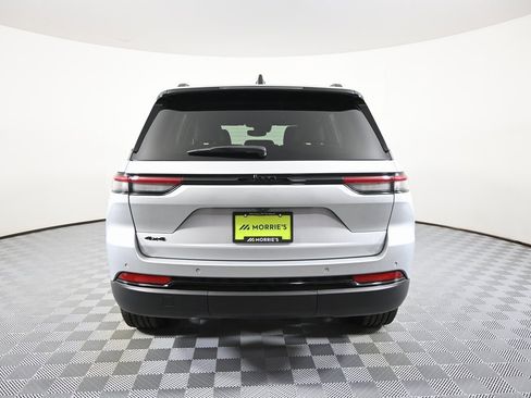 Used 2023 Jeep Grand Cherokee Altitude image 5