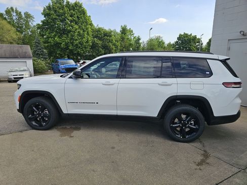 New 2025 Jeep Grand Cherokee L Altitude image 8