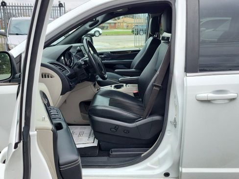 Used 2019 Dodge Grand Caravan SXT image 18