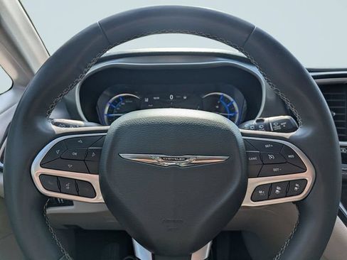 Used 2024 Chrysler Pacifica Limited FWD image 30