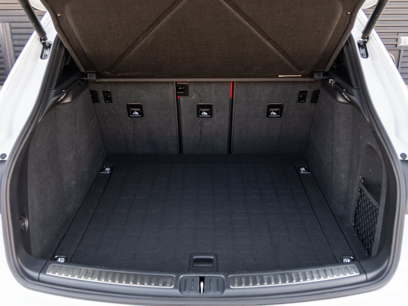 Certified 2023 Porsche Macan AWD/4WD image 39