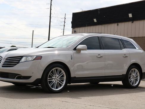 Used 2019 Lincoln MKT AWD image 17