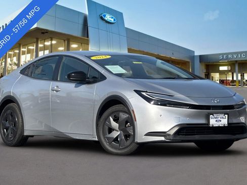 Used 2024 Toyota Prius LE image 2