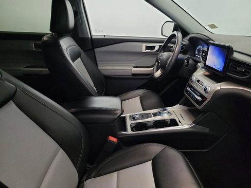 Used 2022 Ford Explorer XLT w/ Equipment Group 202A AWD/4WD image 21