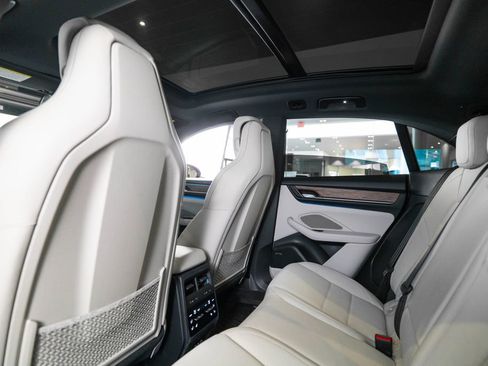 Certified 2025 Porsche Macan 4S Electric AWD/4WD image 16