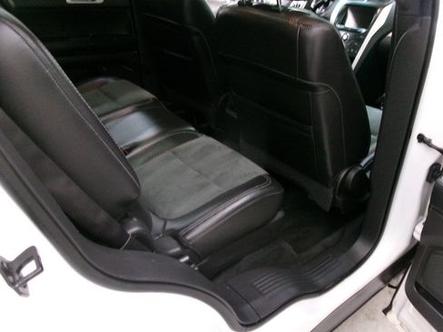 Used 2015 Ford Explorer XLT w/ Equipment Group 202B AWD/4WD image 31