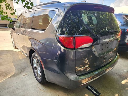 Used 2017 Chrysler Pacifica Touring-L w/ Tire & Wheel Group FWD image 6