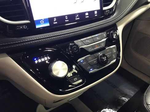 Used 2022 Chrysler Pacifica Touring-L AWD/4WD image 17