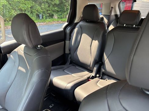 Used 2026 Kia Carnival FWD image 37