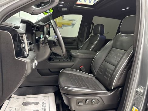 Used 2025 GMC Sierra 2500 AT4X image 18