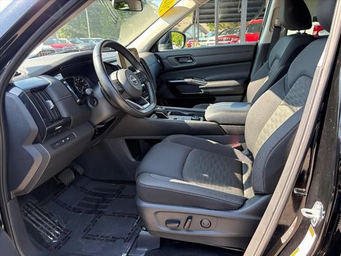 Used 2025 Nissan Pathfinder SV AWD/4WD image 16