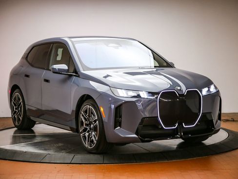 Certified 2026 BMW iX xDrive45 w/ M Sport Package AWD/4WD image 6