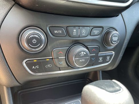 Used 2019 Jeep Cherokee Latitude Plus AWD/4WD image 21