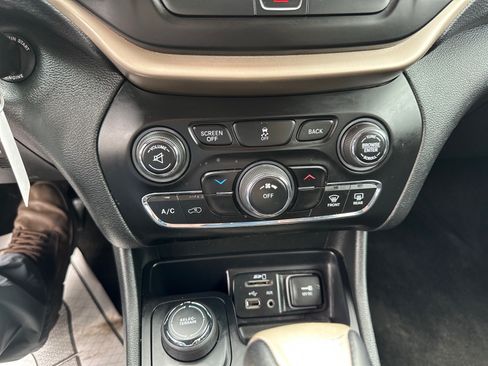 Used 2015 Jeep Cherokee Latitude w/ Cold Weather Group AWD/4WD image 25