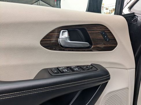Used 2023 Chrysler Pacifica Limited image 15