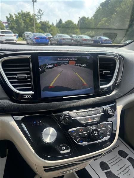Used 2024 Chrysler Pacifica Touring-L FWD image 20