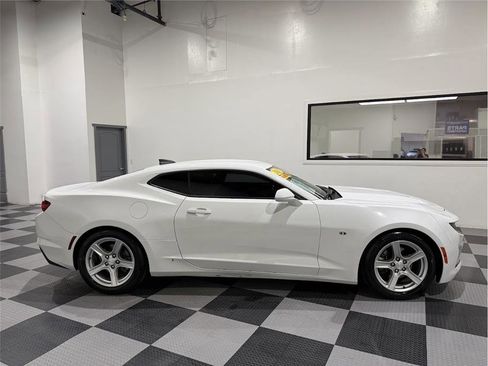 Used 2019 Chevrolet Camaro LT image 4