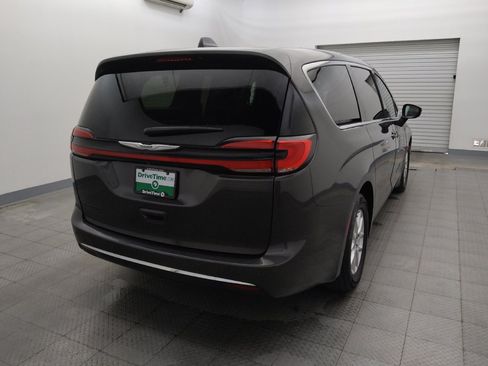Used 2023 Chrysler Pacifica Touring-L FWD image 7