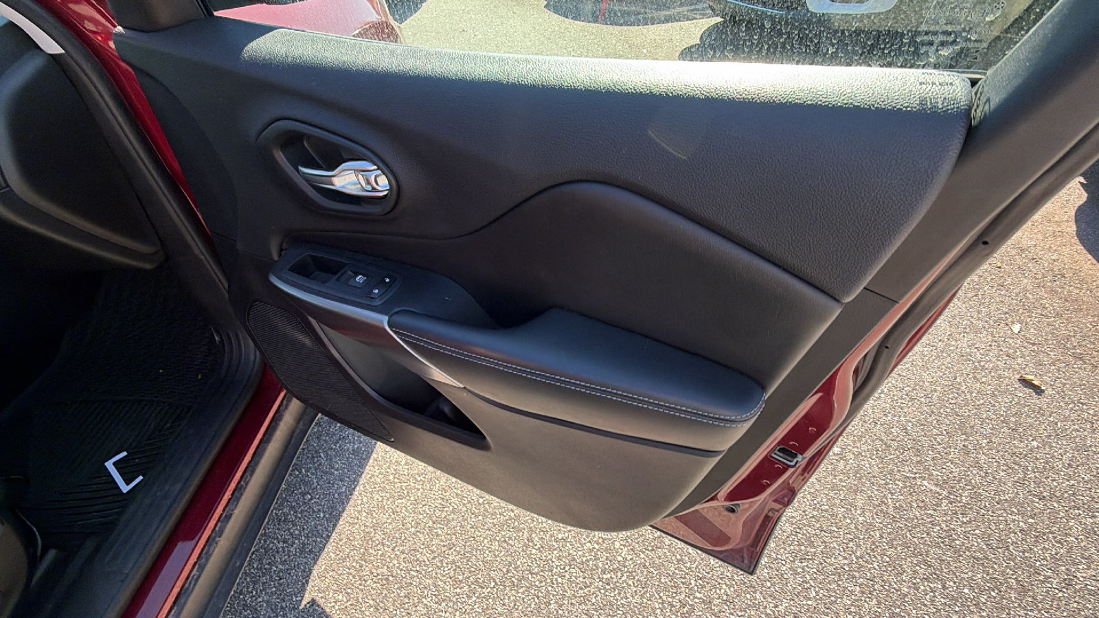 Used 2019 Jeep Cherokee Latitude Plus AWD/4WD image 18
