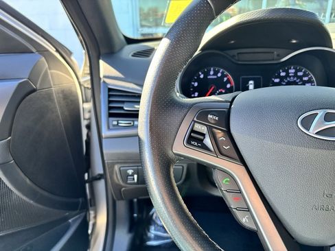 Used 2016 Hyundai Veloster Turbo image 6
