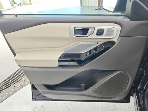 Used 2023 Ford Explorer Platinum w/ Technology Package image 36