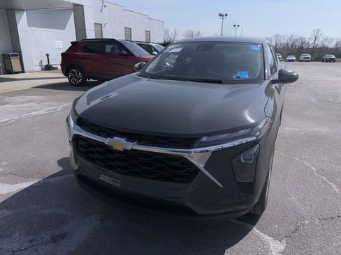 Used 2025 Chevrolet Trax LS w/ LS Convenience Package image 3