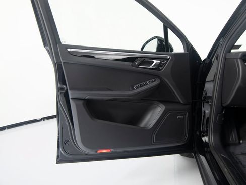 Certified 2026 Porsche Macan AWD/4WD image 19